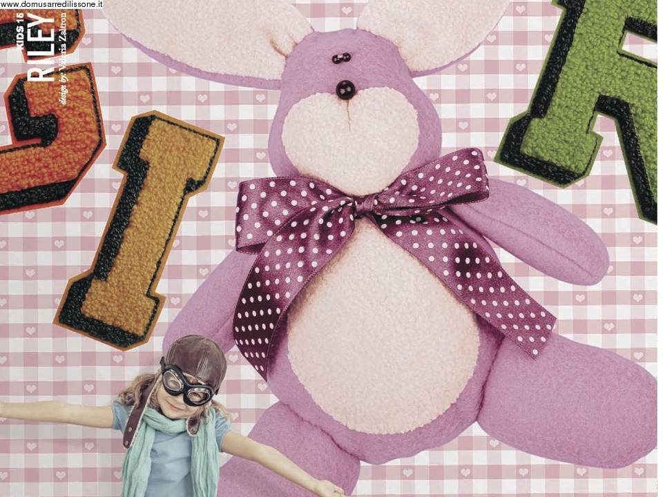 tappezzeria a quadretti rosa con pupazzo