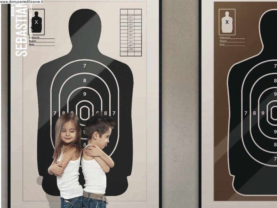 tappezzeria con sagoma della polizia